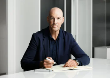 “Ninguém precisa de um relógio mecânico. É uma compra emocional”, diz designer de alta relojoaria