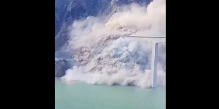 Ponte inaugurada recentemente desaba na China