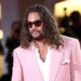 Colman, Momoa, Brad, Timothée, Messi: eles de rosa, sim