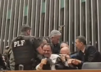 Glauber Braga é retirado à força após ocupar mesa da Câmara