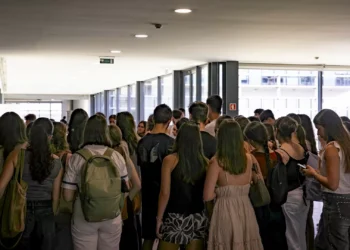 Faculdade de Medicina do Porto levanta suspensão a professor acusado de assédio