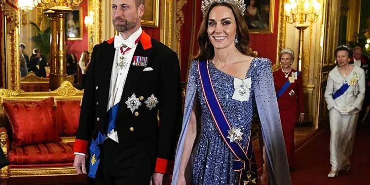 Tudo azul (e cheio de brilhantes) para a princesa Kate Middleton