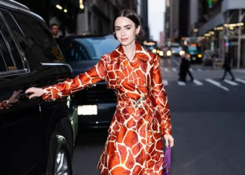 O que Lily Collins, de ‘Emily in Paris’, tem a ver com Carrie Bradshaw e Fred Flintstone?