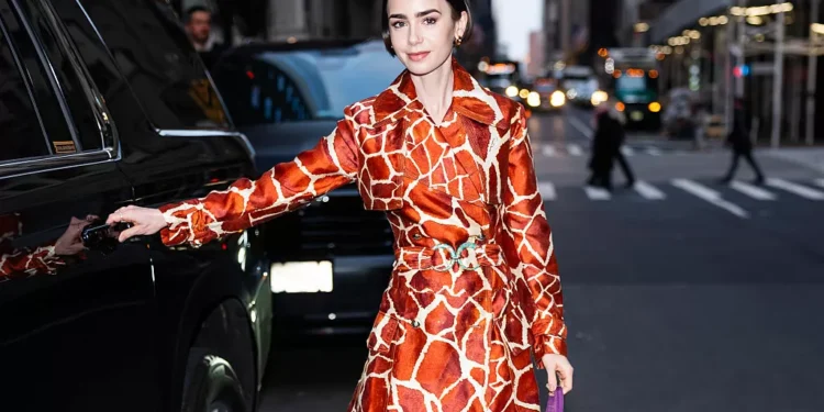 O que Lily Collins, de ‘Emily in Paris’, tem a ver com Carrie Bradshaw e Fred Flintstone?