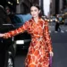 O que Lily Collins, de ‘Emily in Paris’, tem a ver com Carrie Bradshaw e Fred Flintstone?