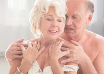 Flagra de casal idoso fazendo sexo na rua expõe etarismo nas redes