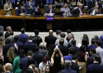 Câmara retoma trabalhos após retirada à força de Braga