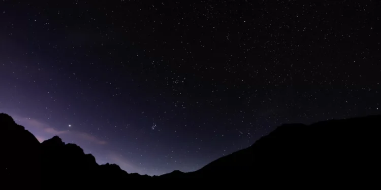 Cientistas descobrem a maior cadeia de galáxias giratórias do universo