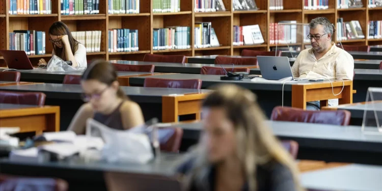 Alunos mais pobres do ensino superior vão ter bolsa extra de 1.045 euros