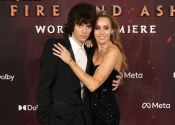 Será? Miley Cyrus dá pista de casamento com reluzente ‘anel de noivado’