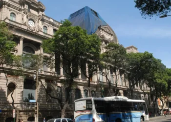 MNBA inaugura exposição que transforma tapumes em galeria a céu aberto