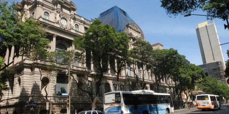 MNBA inaugura exposição que transforma tapumes em galeria a céu aberto