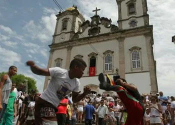 Devotos participam de celebração na Igreja do Bonfim, em Salvador