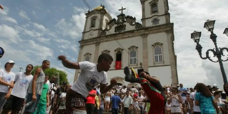 Devotos participam de celebração na Igreja do Bonfim, em Salvador