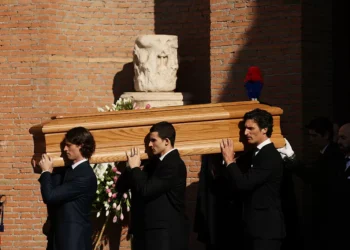 Roma em silêncio, Anne Hathaway e celebridades da moda: como foi o funeral de Valentino