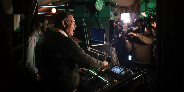 Em modo DJ, Seguro dá música e tira finos para “fazer coligação com os jovens”