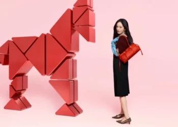 Coragem de avançar, ação e movimento: o que o ‘Cavalo de Fogo’ significa em 2026 e por que é tema da Prada?