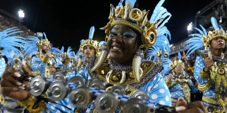 Governo repassa R$ 12 mi para escolas de samba do Rio