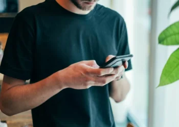 Brasileiros estão entre os clientes mais exigentes do mundo sobre atendimento com IA