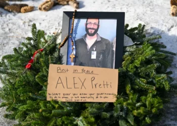 Centenas protestam em Minneapolis após morte de homem às mãos de agentes de imigração