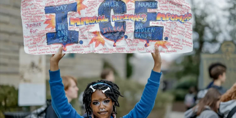 Juiz ordena libertação de criança de cinco anos e pai detidos em operação do ICE nos EUA