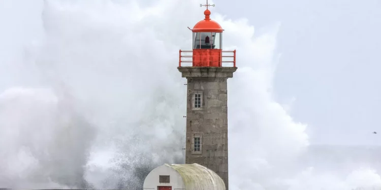 Açores. Flores e Corvo com aviso laranja devido a agitação marítima