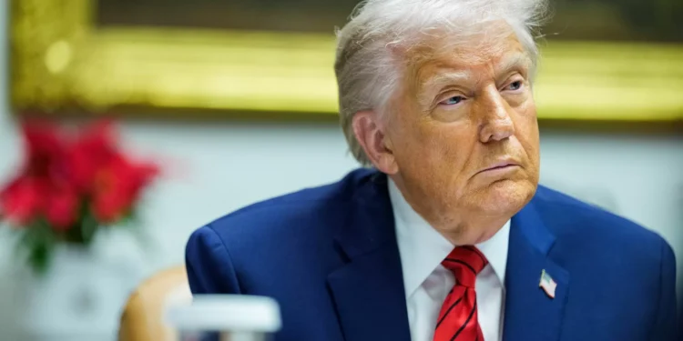 Trump impõe taxa de 25% a países que fizeram negócios com o Irão