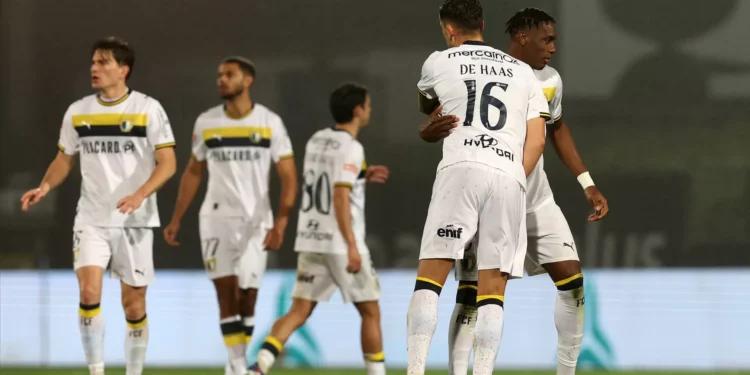 Famalicão derrota AVS e sobe ao sexto lugar do campeonato