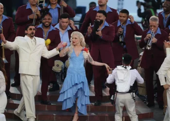 Bad Bunny de Zara, Lady Gaga de azul: os looks usáveis do Super Bowl 2026
