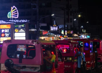 Trisal é gravado fazendo sexo em tuk-tuk na Tailândia