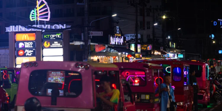 Trisal é gravado fazendo sexo em tuk-tuk na Tailândia