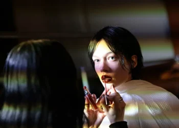 Quem disse que beleza tem que ser perfeita? 5 tendências da Semana de Moda de NY que mostram o contrário