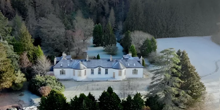 Mansão envolta em tragédias e lendas reabre para visitação na Escócia