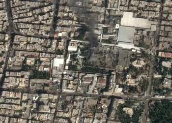 Os ataques dos EUA e de Israel e a resposta do Irão em quatro mapas