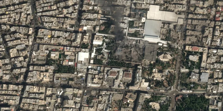 Os ataques dos EUA e de Israel e a resposta do Irão em quatro mapas