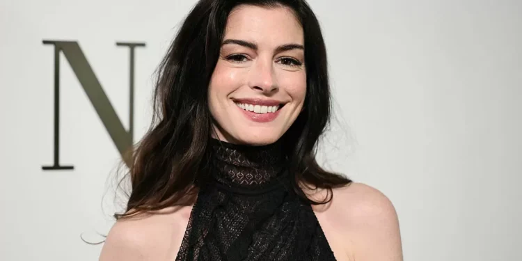 De Anne Hathaway a Rihanna: veja quem passou pelas estreladas primeiras filas da moda em Nova York