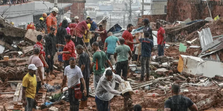 Pelo menos 30 mortos após chuvas torrenciais em Minas Gerais