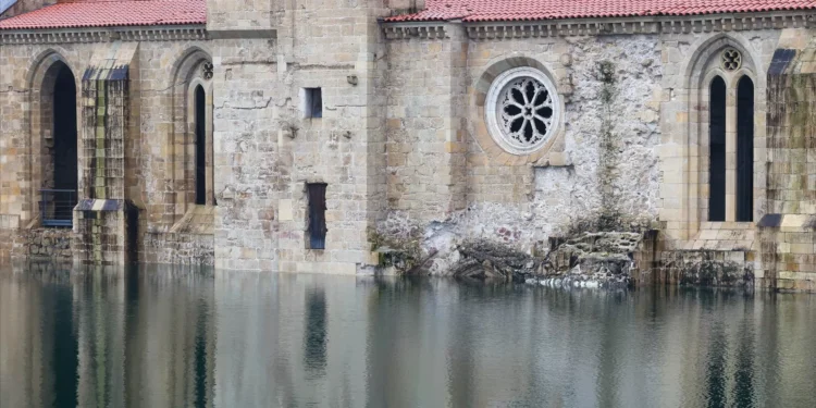 Diques do Mondego em risco. Cerca de 3.600 pessoas retiradas em Coimbra, Montemor-o-Velho e Soure