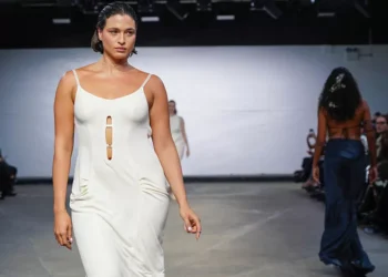 Na contramão do mundo, Londres devolve as curvas à moda