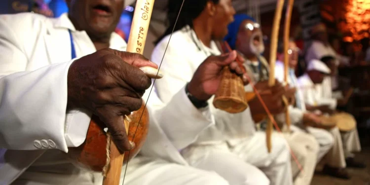 Bloco de carnaval mostra as conexões entre samba e capoeira