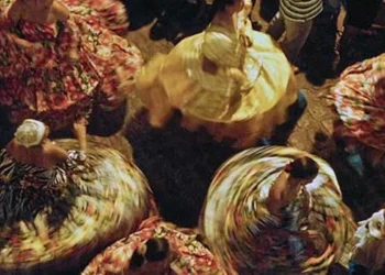 Tradicional cortejo dos tambores silenciosos ganha as ruas de Olinda