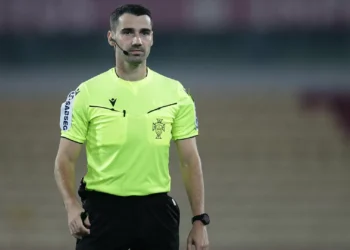 Nota 4 para Sérgio Guelho. “Noite serena, competente”