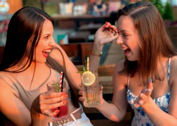 Um brinde diferente: como os jovens começam a rever o papel do álcool na vida social