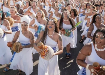 Mulheres na percussão: grupo Agbelas toca no pré-carnaval do Rio