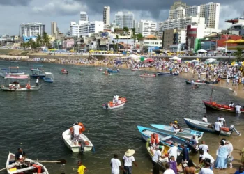 Festa de Iemanjá leva milhares de pessoas ao Rio Vermelho, em Salvador