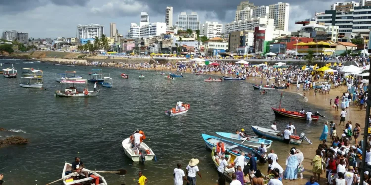 Festa de Iemanjá leva milhares de pessoas ao Rio Vermelho, em Salvador