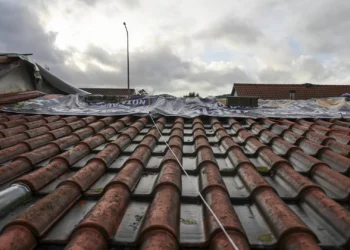 Mau tempo: Homem morre em Porto de Mós após queda de telhado